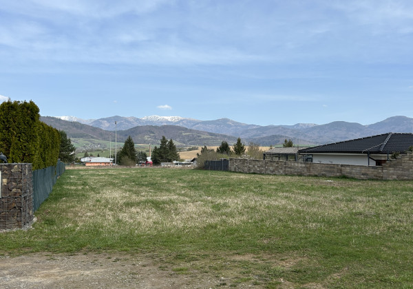 Krásny rovinatý stavebný pozemok v Brezne časť Rovne