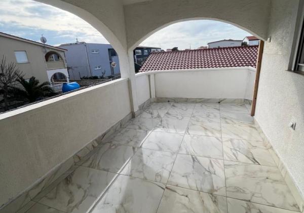 Chorvátsko, ostrov Vir - Na predaj: 3-izbový apartmán s výhľadom na more!