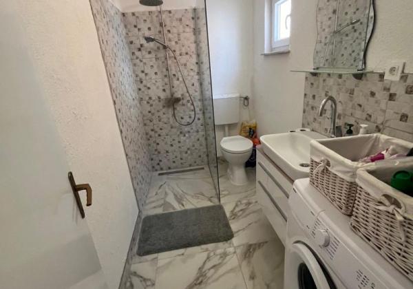 Chorvátsko, ostrov Vir - Na predaj: 3-izbový apartmán s výhľadom na more!