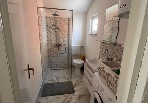 Chorvátsko, ostrov Vir - Na predaj: 3-izbový apartmán s výhľadom na more!