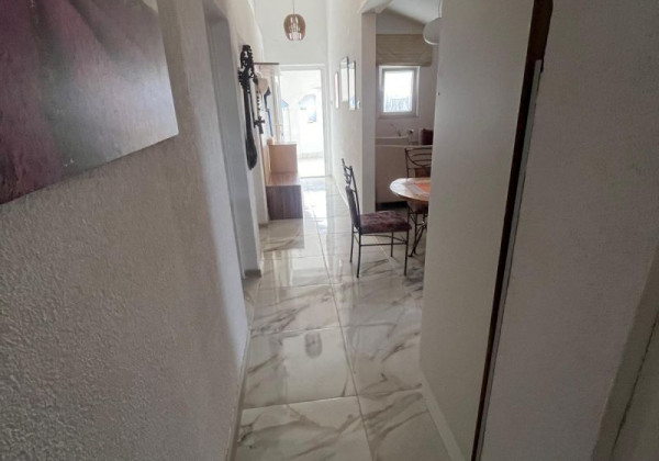 Chorvátsko, ostrov Vir - Na predaj: 3-izbový apartmán s výhľadom na more!