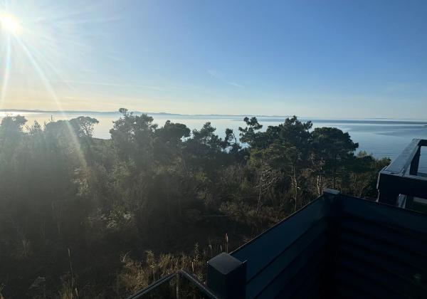 Chorvátsko - Novostavba zariadeného apartmánu s bazénom na strešnej terase a krásnym výhľadom na more len 30m od mora