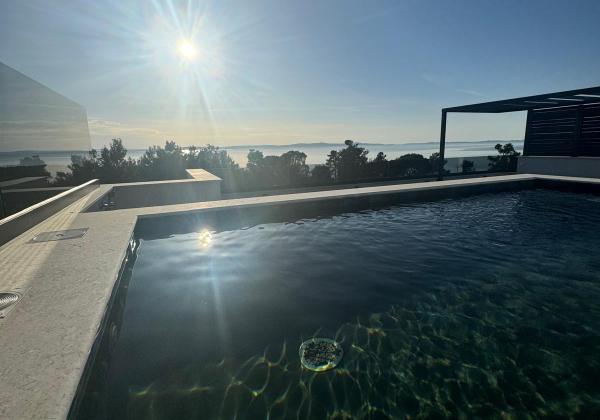 Chorvátsko - Novostavba zariadeného apartmánu s bazénom na strešnej terase a krásnym výhľadom na more len 30m od mora