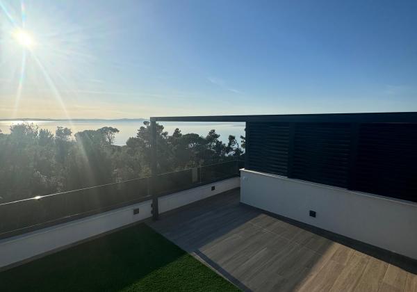 Chorvátsko - Novostavba zariadeného apartmánu s bazénom na strešnej terase a krásnym výhľadom na more len 30m od mora