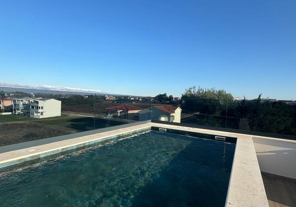 Chorvátsko - Novostavba zariadeného apartmánu s bazénom na strešnej terase a krásnym výhľadom na more len 30m od mora