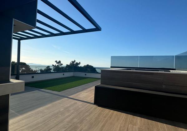 Chorvátsko - Novostavba zariadeného apartmánu s bazénom na strešnej terase a krásnym výhľadom na more len 30m od mora