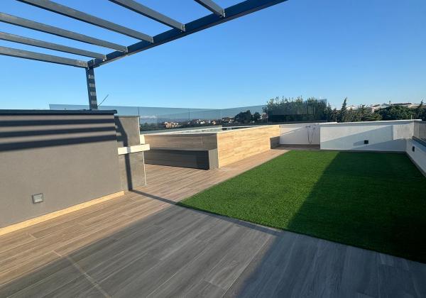 Chorvátsko - Novostavba zariadeného apartmánu s bazénom na strešnej terase a krásnym výhľadom na more len 30m od mora