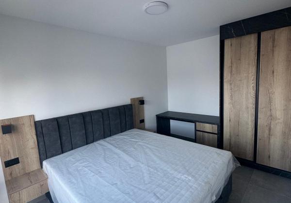 Chorvátsko - Novostavba zariadeného apartmánu s bazénom na strešnej terase a krásnym výhľadom na more len 30m od mora