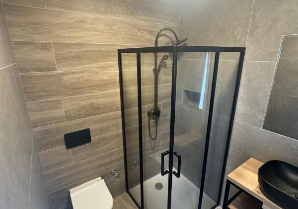 Chorvátsko - Novostavba zariadeného apartmánu s bazénom na strešnej terase a krásnym výhľadom na more len 30m od mora