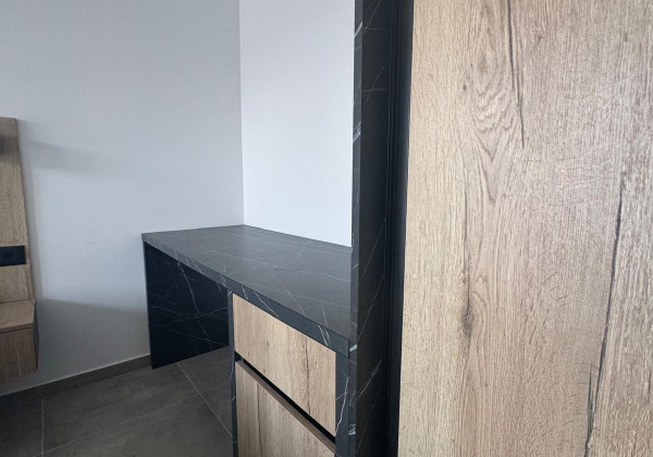 Chorvátsko - Novostavba zariadeného apartmánu s bazénom na strešnej terase a krásnym výhľadom na more len 30m od mora