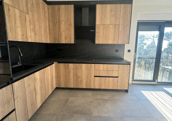 Chorvátsko - Novostavba zariadeného apartmánu s bazénom na strešnej terase a krásnym výhľadom na more len 30m od mora