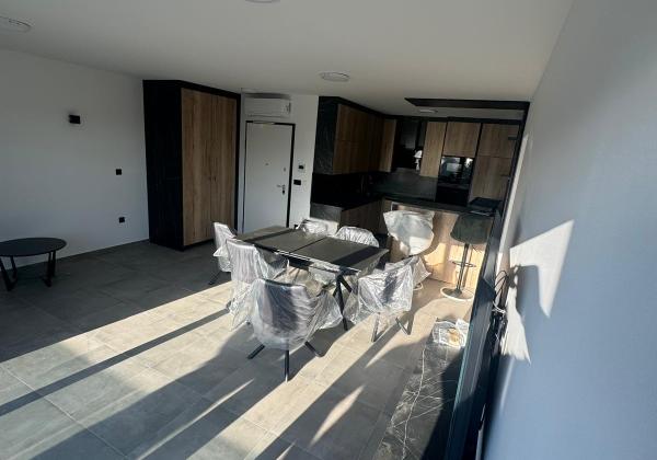 Chorvátsko - Novostavba zariadeného apartmánu s bazénom na strešnej terase a krásnym výhľadom na more len 30m od mora