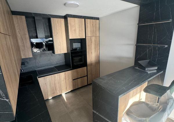 Chorvátsko - Novostavba zariadeného apartmánu s bazénom na strešnej terase a krásnym výhľadom na more len 30m od mora