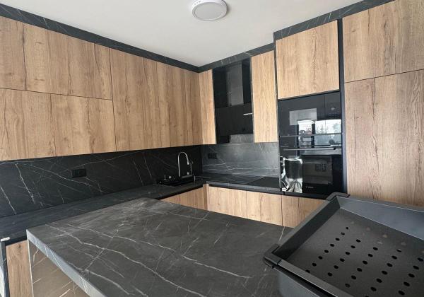 Chorvátsko - Novostavba zariadeného apartmánu s bazénom na strešnej terase a krásnym výhľadom na more len 30m od mora