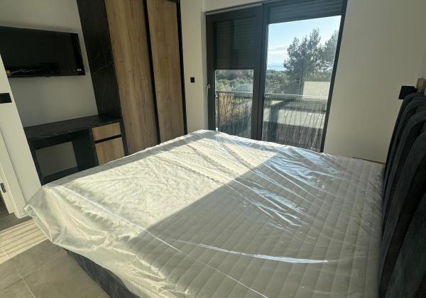 Chorvátsko - Novostavba zariadeného apartmánu s bazénom na strešnej terase a krásnym výhľadom na more len 30m od mora