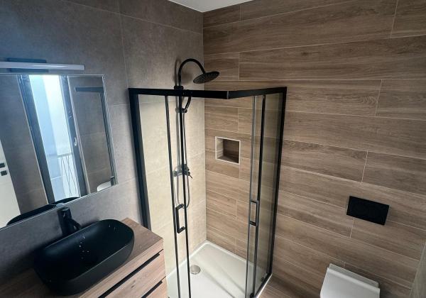 Chorvátsko - Novostavba zariadeného apartmánu s bazénom na strešnej terase a krásnym výhľadom na more len 30m od mora