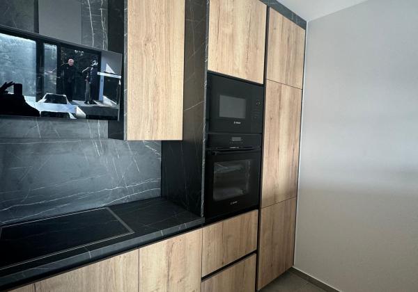 Chorvátsko - Novostavba zariadeného apartmánu s bazénom na strešnej terase a krásnym výhľadom na more len 30m od mora