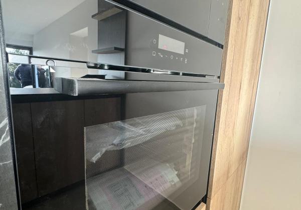 Chorvátsko - Novostavba zariadeného apartmánu s bazénom na strešnej terase a krásnym výhľadom na more len 30m od mora