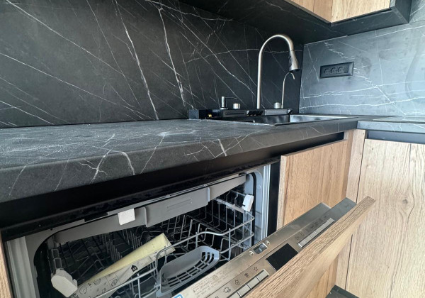 Chorvátsko - Novostavba zariadeného apartmánu s bazénom na strešnej terase a krásnym výhľadom na more len 30m od mora