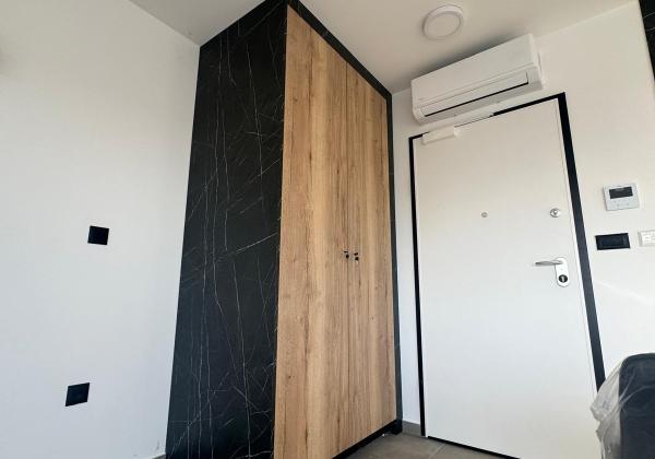 Chorvátsko - Novostavba zariadeného apartmánu s bazénom na strešnej terase a krásnym výhľadom na more len 30m od mora