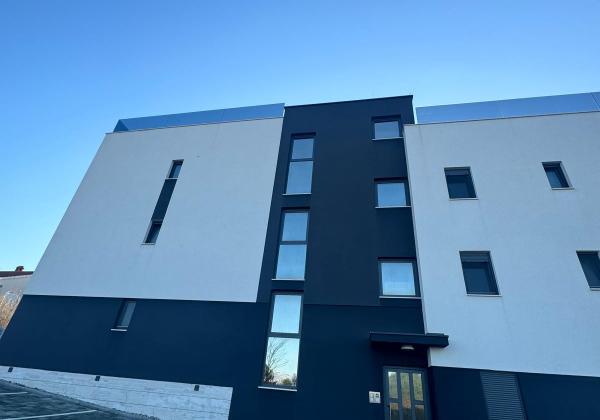 Chorvátsko - Novostavba zariadeného apartmánu s bazénom na strešnej terase a krásnym výhľadom na more len 30m od mora