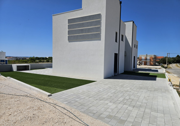 EXKLUZÍVNA PRÍLEŽITOSŤ! MESTSKÁ VILA S BAZÉNOM - VRSI, CHORVÁTSKO