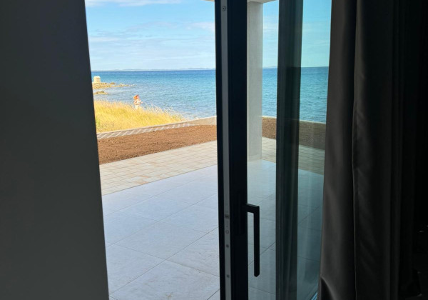 Chorvátsko - Na predaj novostavba apartmánu v prvej rade od mora