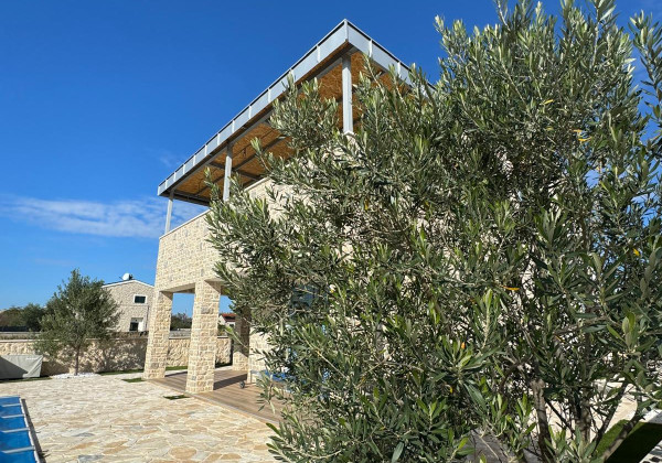 Chorvátsko! Len u Nás v ponuke KAMENNÝ DOM S BAZÉNOM LEN 300M OD MORA – PRIVLAKA