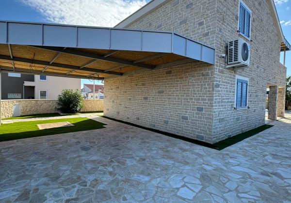 Chorvátsko! Len u Nás v ponuke KAMENNÝ DOM S BAZÉNOM LEN 300M OD MORA – PRIVLAKA