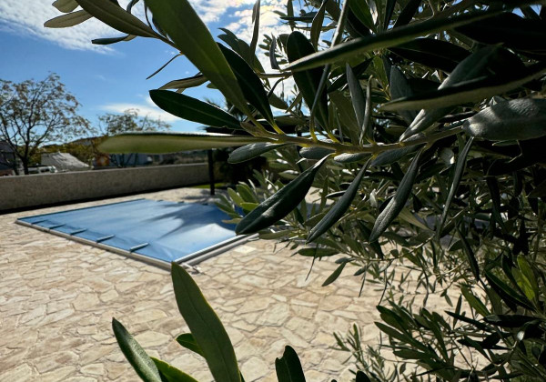 Chorvátsko! Len u Nás v ponuke KAMENNÝ DOM S BAZÉNOM LEN 300M OD MORA – PRIVLAKA