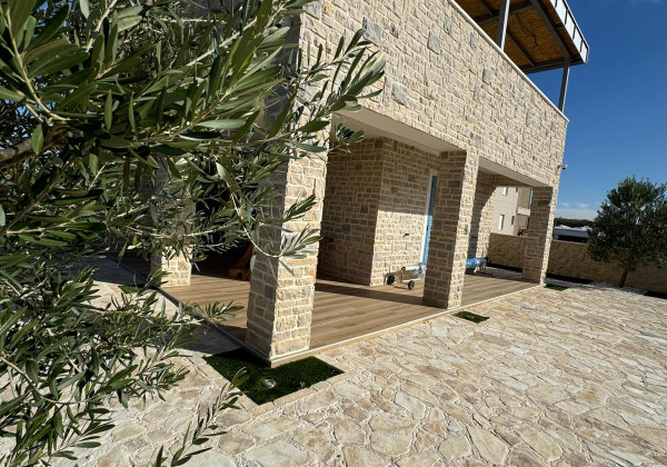 Chorvátsko! Len u Nás v ponuke KAMENNÝ DOM S BAZÉNOM LEN 300M OD MORA – PRIVLAKA