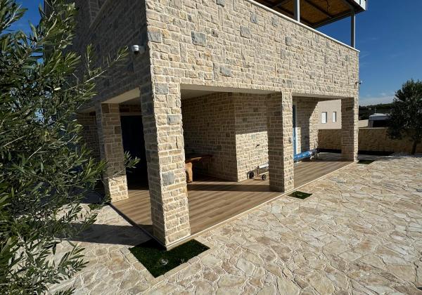 Chorvátsko! Len u Nás v ponuke KAMENNÝ DOM S BAZÉNOM LEN 300M OD MORA – PRIVLAKA