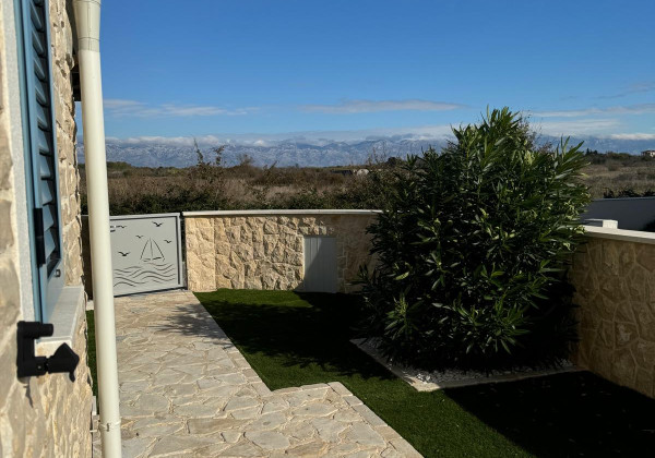 Chorvátsko! Len u Nás v ponuke KAMENNÝ DOM S BAZÉNOM LEN 300M OD MORA – PRIVLAKA