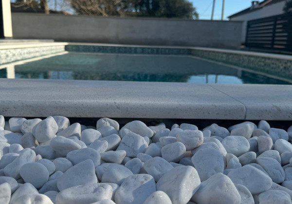 Chorvátsko - Novostavba zariadeného domu s výhľadom na more a bazénom v Privlake