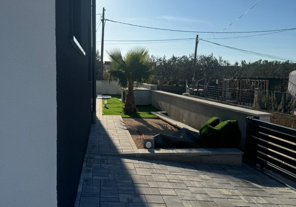 Chorvátsko - Novostavba zariadeného domu s výhľadom na more a bazénom v Privlake