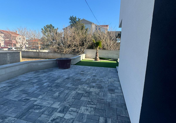 Chorvátsko - Novostavba zariadeného domu s výhľadom na more a bazénom v Privlake