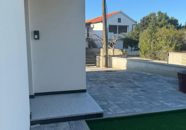 Chorvátsko - Novostavba zariadeného domu s výhľadom na more a bazénom v Privlake