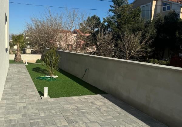 Chorvátsko - Novostavba zariadeného domu s výhľadom na more a bazénom v Privlake