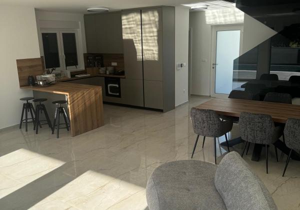 Chorvátsko - Novostavba zariadeného domu s výhľadom na more a bazénom v Privlake