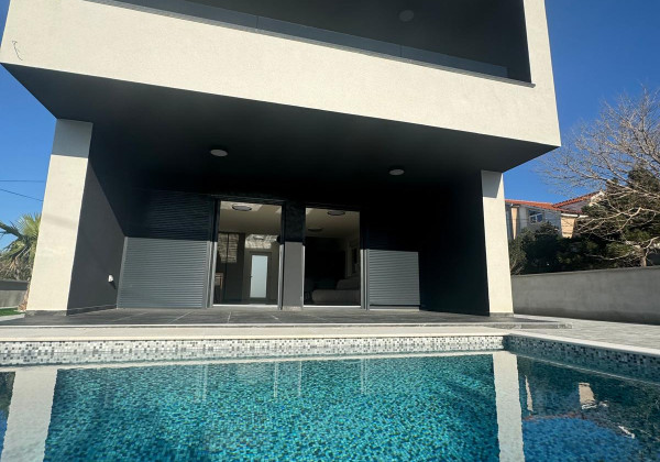 Chorvátsko - Novostavba zariadeného domu s výhľadom na more a bazénom v Privlake