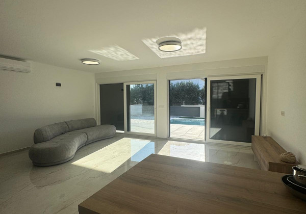 Chorvátsko - Novostavba zariadeného domu s výhľadom na more a bazénom v Privlake