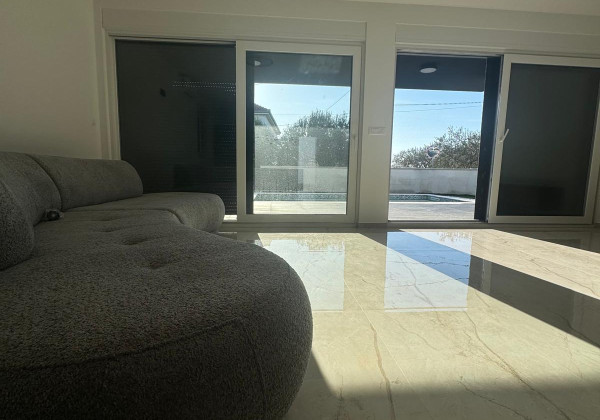 Chorvátsko - Novostavba zariadeného domu s výhľadom na more a bazénom v Privlake