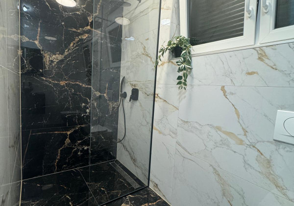 Chorvátsko - Novostavba zariadeného domu s výhľadom na more a bazénom v Privlake