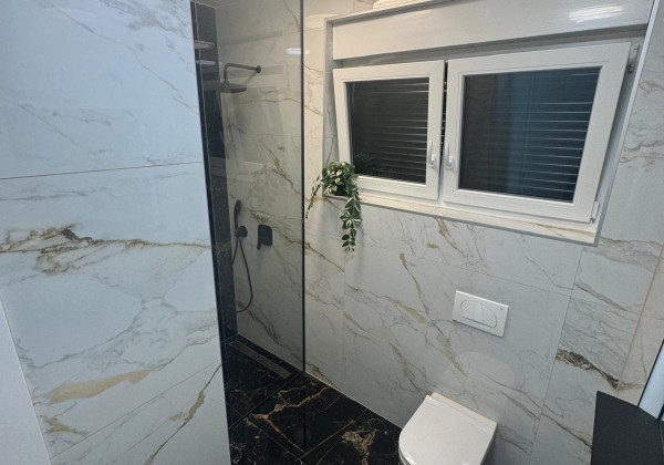 Chorvátsko - Novostavba zariadeného domu s výhľadom na more a bazénom v Privlake