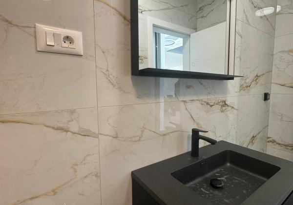 Chorvátsko - Novostavba zariadeného domu s výhľadom na more a bazénom v Privlake