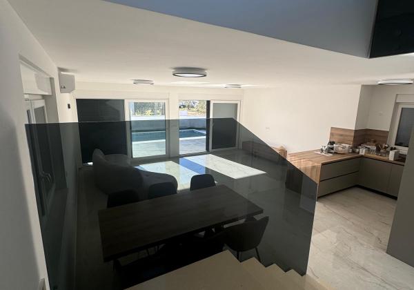 Chorvátsko - Novostavba zariadeného domu s výhľadom na more a bazénom v Privlake