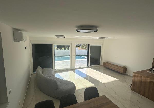 Chorvátsko - Novostavba zariadeného domu s výhľadom na more a bazénom v Privlake