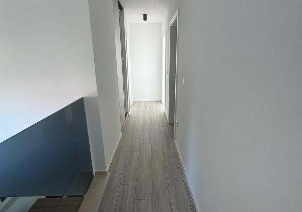 Chorvátsko - Novostavba zariadeného domu s výhľadom na more a bazénom v Privlake