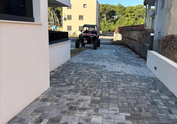 Chorvátsko , ostrov Vir - Na predaj zariadený 3-izbový apartmán so záhradou!