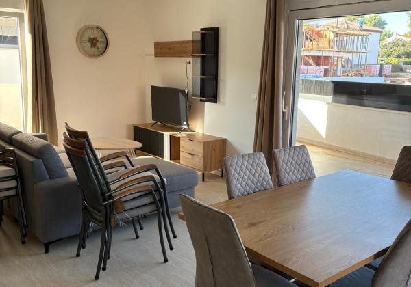 Chorvátsko , ostrov Vir - Na predaj zariadený 3-izbový apartmán so záhradou!